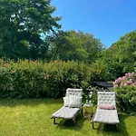 Artist'S Home With Field Views On Mon